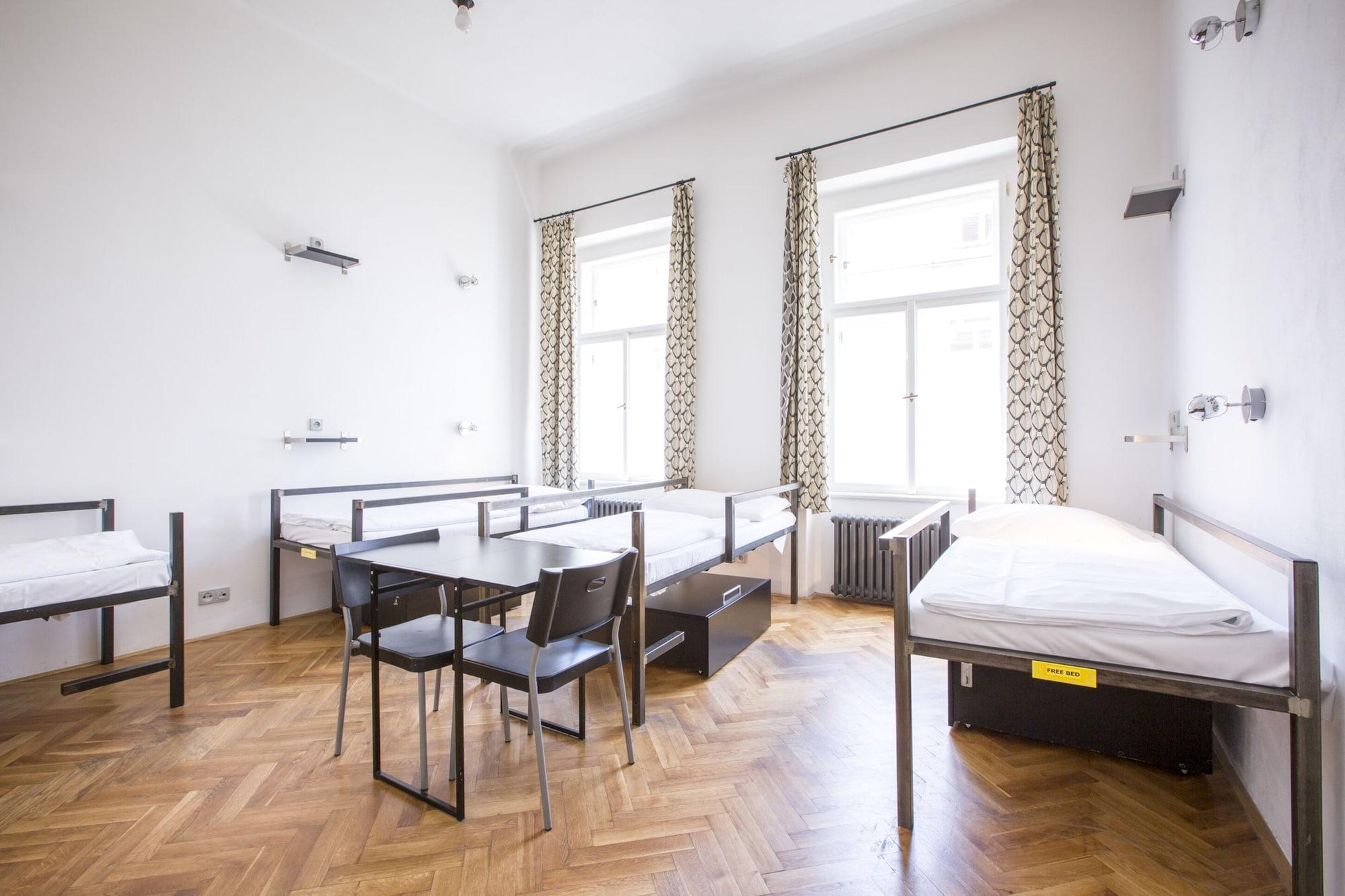 Sophie'S Hostel Praga Esterno foto