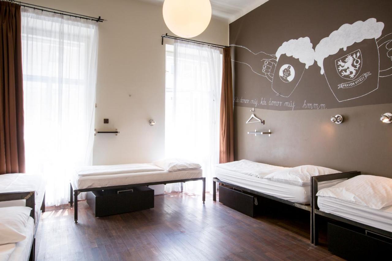 Sophie'S Hostel Praga Esterno foto